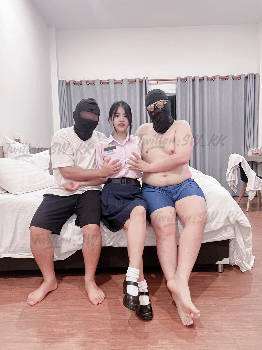 ผมป็นคนชอบ สวิง เวลาเห็นเมียโดยคนอื่นเยดละมีอารม ชอบอวดเมีย และชอบคาชุดกระโปรง นร นศ พยบ หรือ พนง.ออฟฟิสต่างๆ ขอเป็นกระโปรงได้หมด เมียเลยรวมทุกอย่างมาไว้ให้ด้วยกัน โคตรรักเมียเลย ทำด้วยใจชอบไม่ใช่คอนเท้น ใครไม่ชอบต้องขออภัยไว้ด้วยนะคับ มันคือรสนิยม