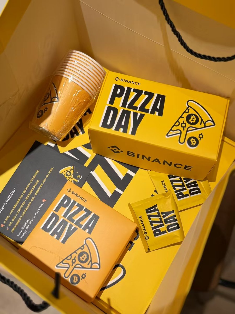 #Binance 披萨节

骑士团就位，小黄车电已加满

热腾腾的披萨马上到！

记得卡片上参加活动哦！

<a href="/binancezh/">币安Binance华语</a> <a href="/heyibinance/">Yi He</a> <a href="/cz_binance/">CZ 🔶 BNB</a> <a href="/MissLulu016/">鹿鹿 🍡</a> 
<a href="/yayabinance/">丫丫</a> <a href="/sisibinance/">sisi</a>