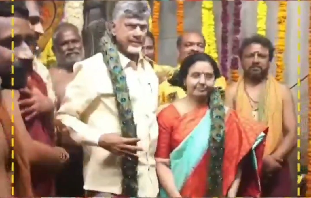 UttarandhraNow's tweet image. కుప్పం గంగ జాతరలో సీఎం చంద్రబాబు గారికి నెమలి పించం మాల! 

మాజీ ముఖ్యమంత్రి జగన్ కు ఇదే మాల వేస్తే, వైకాపా వారు నెమళ్ళును చంపేసి మాల వేశారు  అని ప్రచారం చేసిన టీడీపీ జనసేన. 

ఇప్పుడు మరి టిడిపి వారు ఎన్ని నెమళ్ళును చంపినట్టు? అని ప్రశ్నిస్తున్న విశ్లేషకులు.

#ChandrababuNaidu…