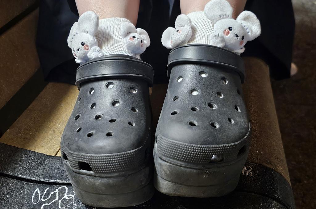 vGumiho's tweet image. do u guys think my socks + shoes combo goes hard?