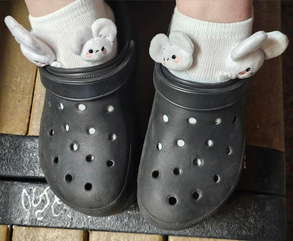vGumiho's tweet image. do u guys think my socks + shoes combo goes hard?