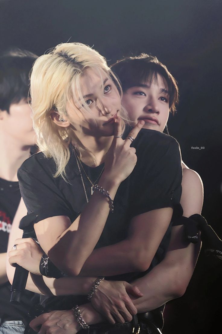 waripoloo707's tweet photo. ϝᾱɱσ̈υ̂ʂ ʅϊϝҽ̨ | #CHANLIX mini au?

La vida de famosos no era facil y menos si el "angel" estaba con el supuesto "demonio" del grupo https://t.co/6aoVhrs94l