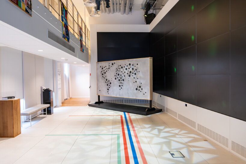 yuri suzuki installs world map with speakers that play ambient sounds at google’s paris office designboom.com/technology/yur… <a href="/yurisuzuki/">Yuri Suzuki</a> <a href="/designboom/">designboom</a>