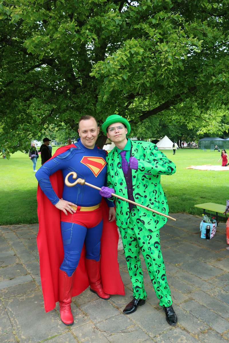 Superfavoberlin's tweet photo. #comicpark #comicparkerfurt #egapark #egaparkerfurt #riddler #riddlercosplay #riddlercostume #gotham #gothamcity #batman #superman #supermangermany #superfavo #supermancostume #supermancosplay #cosplay #realsupermanweartrunks #onlyclassicsuit #alwaysredtrunks #superman2025 https://t.co/7qbcG1rlYJ