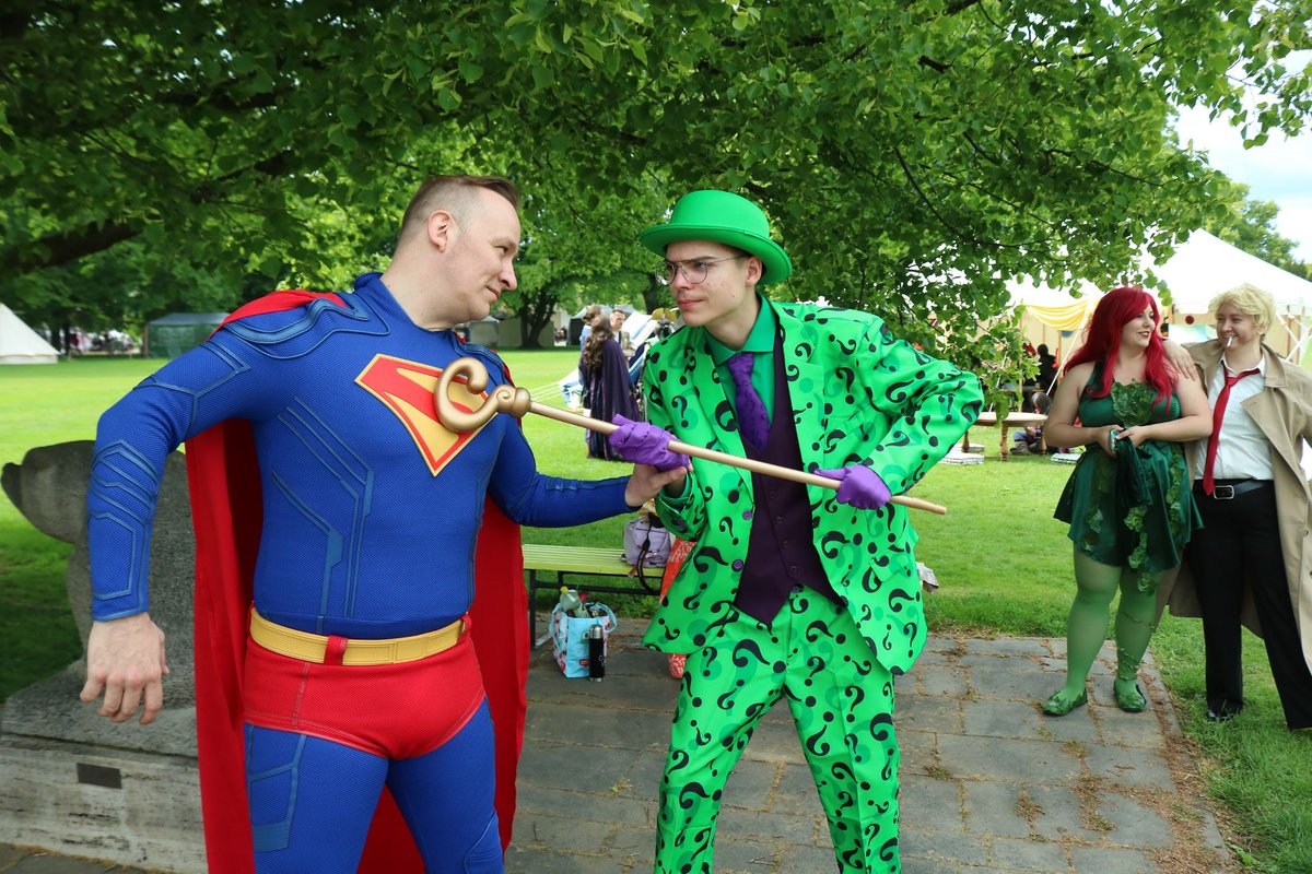 Superfavoberlin's tweet photo. #comicpark #comicparkerfurt #egapark #egaparkerfurt #riddler #riddlercosplay #riddlercostume #gotham #gothamcity #batman #superman #supermangermany #superfavo #supermancostume #supermancosplay #cosplay #realsupermanweartrunks #onlyclassicsuit #alwaysredtrunks #superman2025 https://t.co/7qbcG1rlYJ
