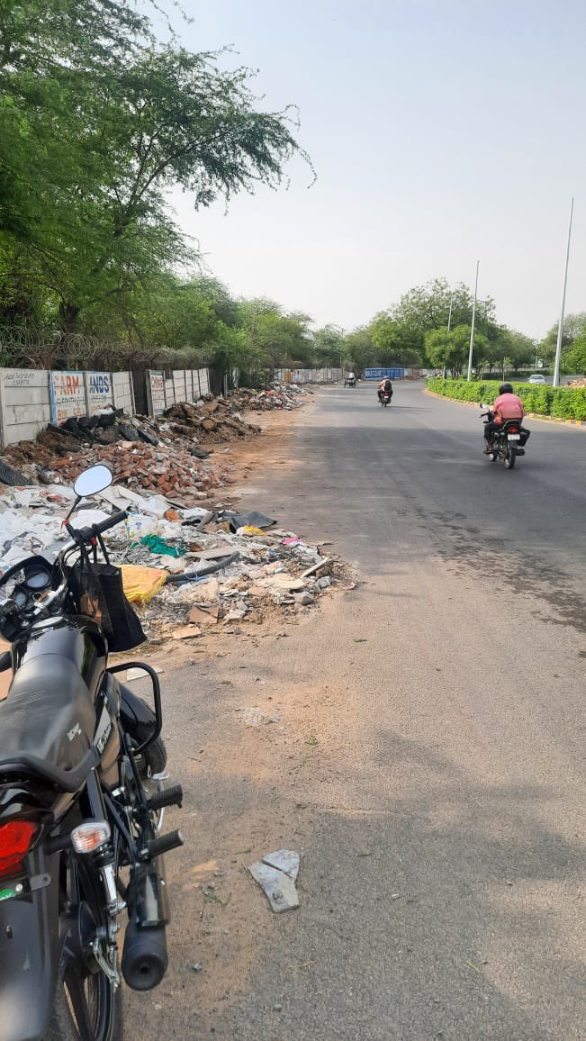 leenadhankhar's tweet photo. Every morning as we enter #Gurgaon from the Mehrauli side, the once-beautiful “pahadi waala rasta” is turned into a #dumping ground for full lorries. How insane and insensitive can we get? This stretch has become a death trap for two-wheelers. @OfficialGMDA should visit to see this civic negligence firsthand? While everyone debates DLF #Camellias and #Magnolias prices, the real crisis is under our wheels. 😞
#Gurgaon #GMDA #RoadSafety #CivicNeglect #TwoWheelers #PahadiRoad #Environment