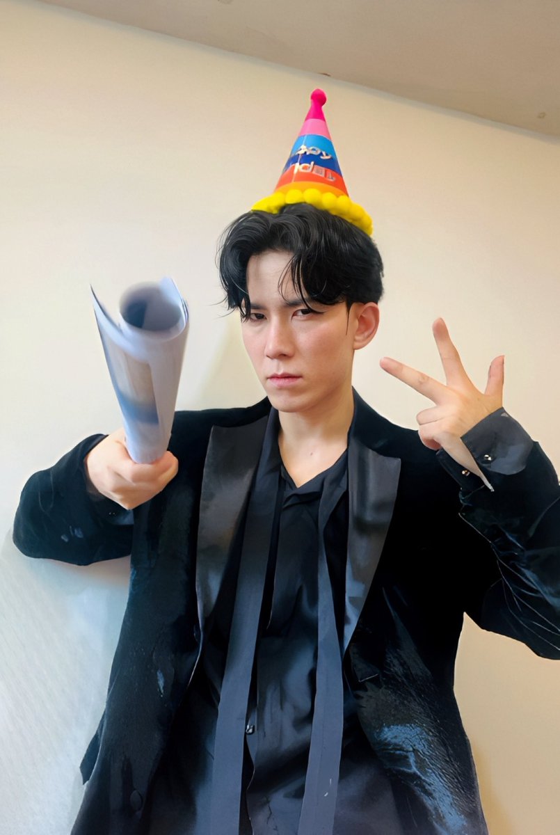 17again000's tweet image. 🎤#정동화의레드카펫

[D-3]

..파티는 끝났다..

아니.. 이제 시작이야..

“정동화의 레드카펫” 
2025년 5월 25일 
일요일 오후 3시 / 6시 30분
홍대 구름아래소극장

#정동화 #레드카펫