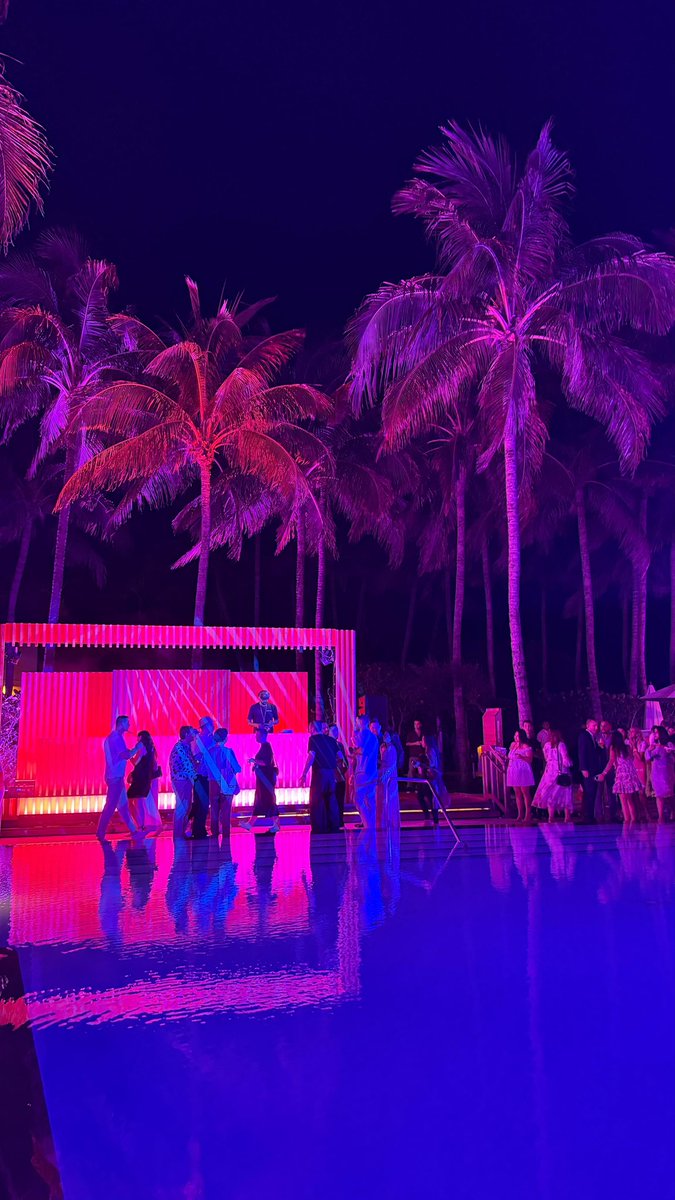 FoodandTravelMX's tweet photo. En #LEMiami también se invita a la reflexión: “El futuro de la hospitalidad reside en construir mundos que valgan la pena sentir, no solo fotografiar”, dijo Sarah Owen en una de las conferencias inaugurales sobre la creatividad que necesita la industria. https://t.co/XMkxb5adFV