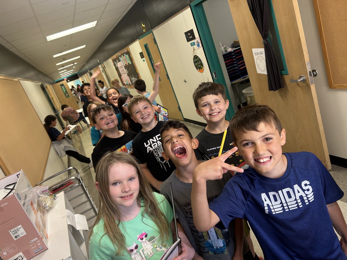 MsGuillaume95's tweet photo. Bittersweet moment when I saw the line of students from over the years waiting for me to sign their year book. Iโm not ready to say goodbye ๐ #alwaysaGator https://t.co/QjmKIknQfS