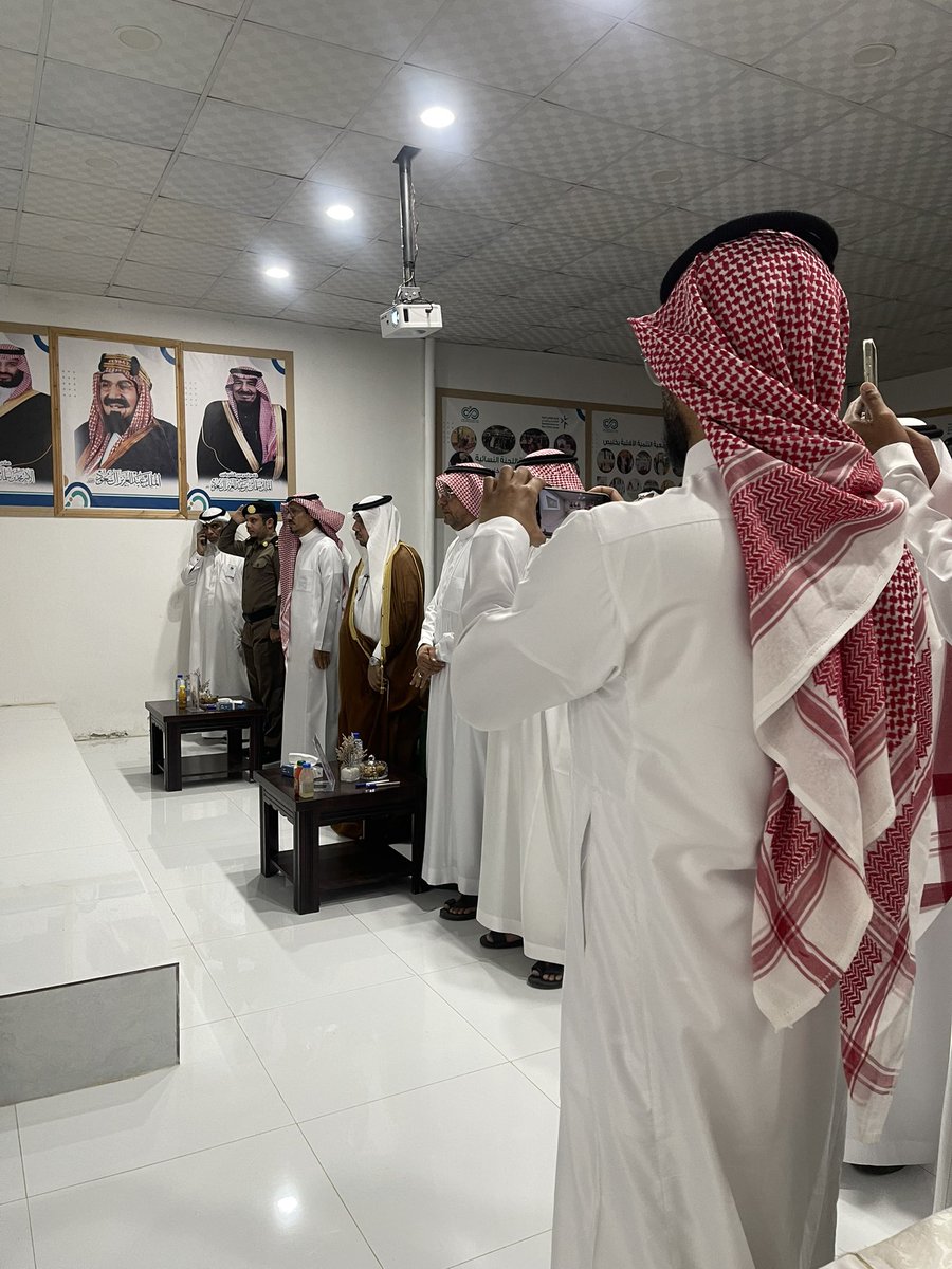 #يحدث_الآن 📸
تحت رعاية محافظ خليص 
الأستاذ/ رجاء السلمي 
وبالتزامن مع #عام_الحرف_اليدوية    
بمشاركة متنوعة من (نساء محافظة خليص)
حيث يلتقي الفن التشكيلي بروح الحرفة في مساحة تحتفي بالإبداع والأصالة 💫
وأقيمت في مقر #جمعية_التنمية_الأهلية_بخليص