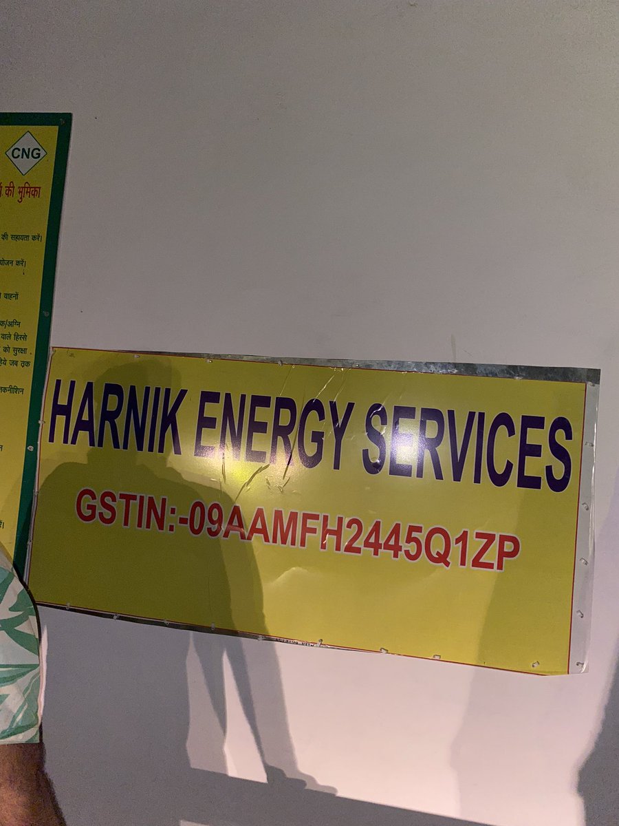 kashifwalker143's tweet photo. Ye hai hamare nh 9 ka cng pump jo ki saroorpur mai  jiska nam HARNIK ENERGY services hai yaha der rat ko apni dadagiri karte hue staff sabse battimizi karte hu nazar ajayenge 2 ghante line mai lagne ke bad cng station khali karaliya light na hai bolkar @IGLConnect https://t.co/OsvKBB4QdX