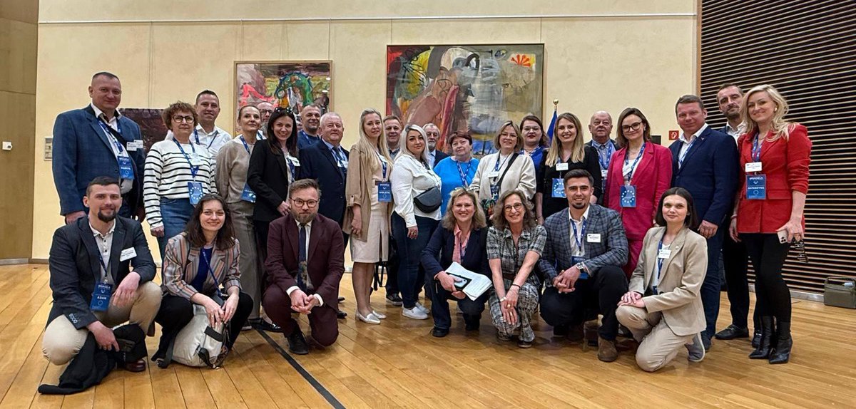 Wczoraj, na zaproszenie <a href="/EUinWroclaw/">Komisja Europejska we Wrocławiu</a> / <a href="/EUinPL/">Komisja Europejska</a> , miałem okazję rozmawiać o priorytetach nowej Komisji Europejskiej w zakresie polityki rolnej 🚜 i rozwoju obszarów wiejskich 🌾 z grupą sołtysów 👨🏻‍🌾👩‍🌾 i kół gospodyń wiejskich 💚.
Dzięki za zaproszenie! 🫡
#rolnictwo #finanse #WPR