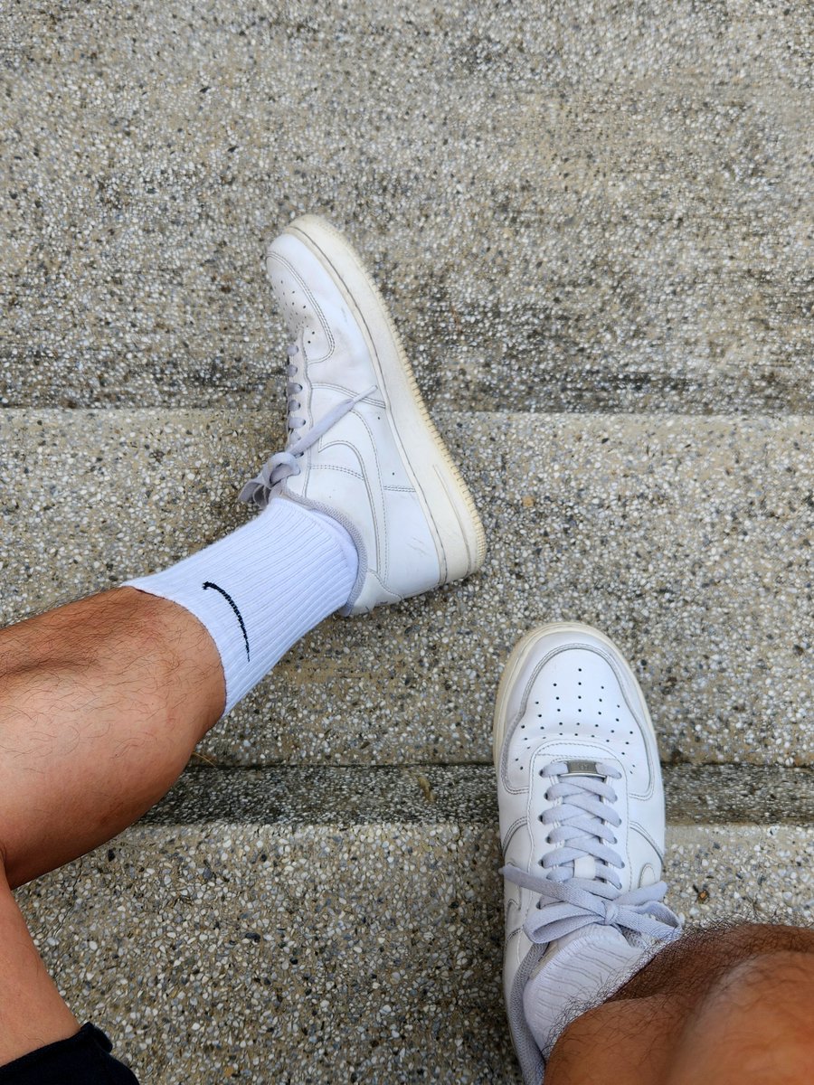 有人覺得新鞋帥，有人喜歡舊鞋香。
你是哪一派？

#白襪 #nike #airforce1 #whitesocks