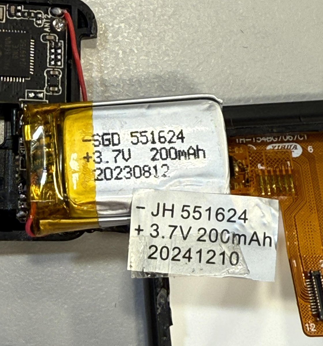 XXXXGAY1069's tweet image. 【世壯運の手錶】
　
拆開智慧手錶，可以看到裡面的電池，
　
有張貼紙寫著製造日期『2024.12.10』
　
如果你很無聊把貼紙撕掉，
　
就能知道底下真正的製造日期是『2023.8.12』