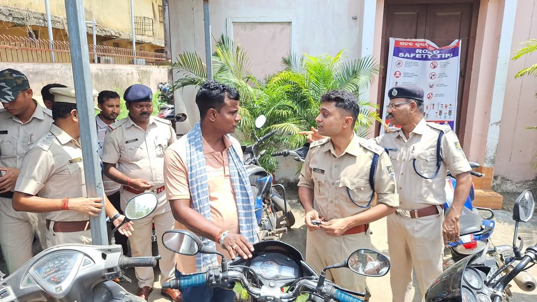 SP BALASORE (@spbalasore) on Twitter photo Acting on CCTV leads and under the direct supervision of <a href="/SPBalasore/">SP BALASORE</a>, a special team cracked SK PS Case No. 58/25. Three accused were nabbed and 17 stolen bikes recovered from Balasore, Bhadrak & Mayurbhanj districts.
👉facebook.com/share/1HoTjAhb… Acting on CCTV leads and under the direct supervision of <a href="/SPBalasore/">SP BALASORE</a>, a special team cracked SK PS Case No. 58/25. Three accused were nabbed and 17 stolen bikes recovered from Balasore, Bhadrak & Mayurbhanj districts.
👉facebook.com/share/1HoTjAhb…