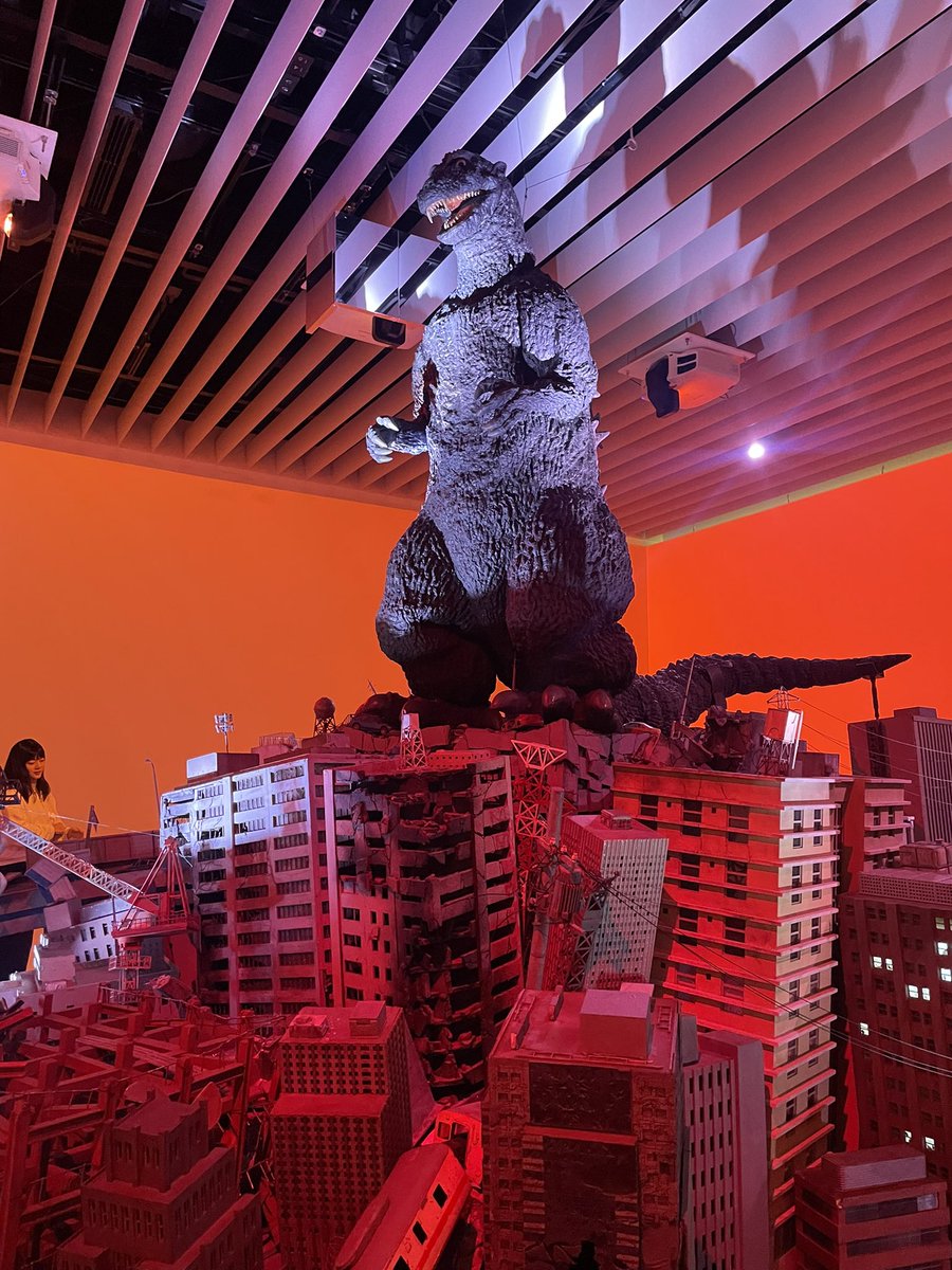 ゴジラとは“概念”だった!?🦖

森アーツセンターギャラリー「ゴジラTHEアート展」。
崩壊した展示室、約30組の現代アーティストによって再解釈されたゴジラ。
それは人災か、天災か？
多様なゴジラ像が時代の鏡として立ち上がります。

私たちにとってゴジラと何かを問いかける意欲的な企画！🐟💨