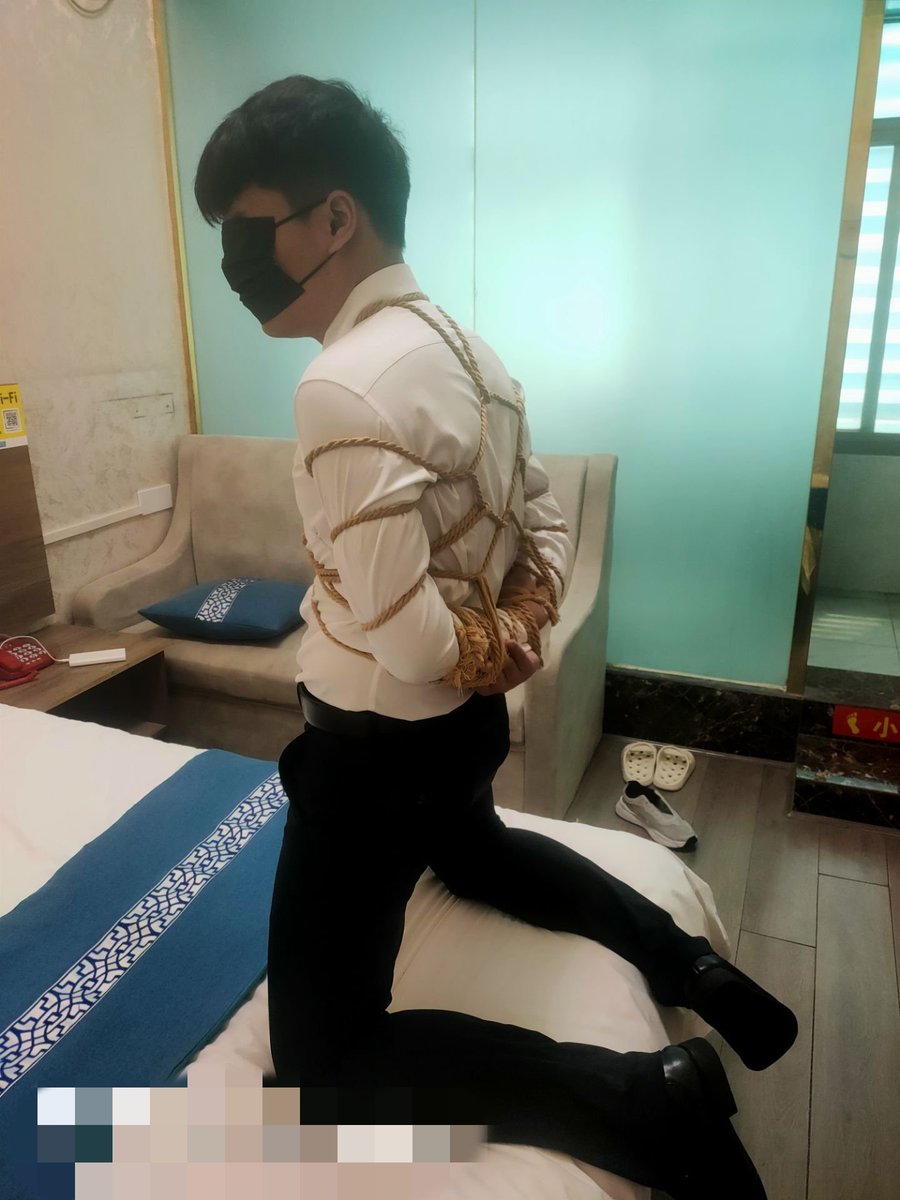 #捆绑 #正装 罚跪中，不敢乱动🙃