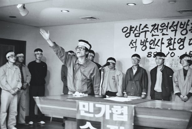 parkthomson075's tweet photo. < 문수대통이 그동안 보수진영 수면 아래 있었던 이유 >

그냥 내생각인데...

김문수는...
어쩌면 전형적인 대한민국의
" 정치인 " 은 아니었던 것 같다...

대한민국 정치인이라면 응당

구라도 잘 까고
철판도 잘 깔고
뻥카도 잘 날리고
주변 사람들도 뒤로 좀 챙겨주고...

이럴 줄 알아야 하는데...
그런거는 아예 이 사람은
할 줄 모르는...

어떻게 해야 할지 모르는
그런 인간이었기에
항상 밀렸던 것은 아닐지...

���리고...
경북고-설경영 나왔지만
그 당시 의식있는 학생이었다면
무조건 뛰어들었던

노동운동과 민주화운동에
누구보다 몸바쳤고

심상정은 심지어 그에게
"동지로 지내던 시절의 김문수는 전설이었다.
운동권의 황태자이자 하늘 같은 선배였다."
라고 말할정도였으니...

이미 고3때 3선개헌 반대로
무기정학도 맞았고
대학때는 민청학련 사건에 연루되서
또 제적당하고...

이렇게 기회주의적 태도가 없는...
뒤 안보고 자기 진심을
그저 따라가는...

이런 배경이 있는 사람
까닦하면 진보색깔이 강한 사람을...
국힘의 보수꼰대기회주의자 새끼들이
그렇게 쉽게 밀어주기는 어려웠을지도...

그래서인지 이미
2016년 20대 국회의원 선거에서
대구 수��구 갑 출마했었지만
더민주 김부겸 후보에게 밀려서 대패...

보수 최고 텃밭 대구인데도
진보 진영에게 대패하는
이례적인 실패를 경험하게 되는데...

TK에 연고가 아무리 없었다지만
내가 볼 때는
그의 이러한 생애가...
대구 시민들에게는 더 곱게 안보였지도...

그래서 고작 했던게
경기도지사 2번...
윤통 때 노동부장관 정도...

그런 김문수가
이제 다시 나온건데...

윤씨 일가가 시원하게 말아먹고
또 자살골을 넣어준덕에
보수지지층은 오히려 윤씨 일가에 대한
답답함을 가지고 있던 찰나...

오히려
민주화 운동에 가장 진심이었던 사람이
가장 행정력있고
가장 실행력 있는 사람으로서

지금 2025년 5월에는
난세에 등장한 가장 적합한 체스말로
등장하게 된 것 아닐지...

그의 무수한 삶의체험현장 짤들...
촌스러운 스타일...
씹할배 느낌...

이런것들이
어느새 빠르게 밈이 되고있다...

우리는 어쩌면
아무리 씹할배더라도
진정으로 진심이 서려있는
순수한 정치인을 찾아왔던 것은 아닐지...

그런 생각을 해보게된다

문수도 구린것들이
없진 않을 것이다...
그도 그저 약해빠진 인간이기에...

그러나
그 구린것들이
그 상대방 후보와 비교한다면
그렇게 치명적으로 느껴지진 않는다...

인간은 먼저
인간이 되야 한다

그리고
진심은 강력하다

새겨들어라

- parkthomson -
