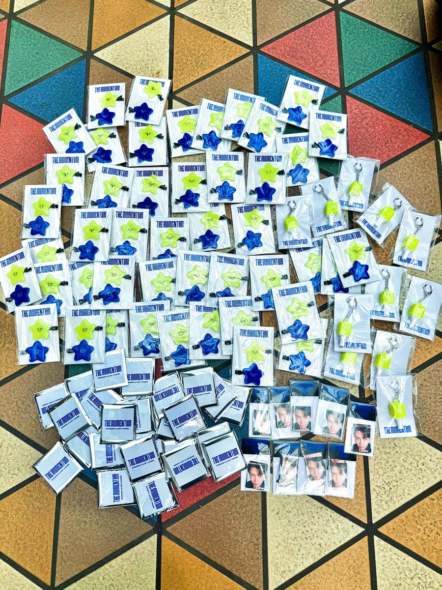 อัพเดทรอบหิ้ว MD 127 รอบโตเกียววันนี่ค่า 22/5 💚

วันนี้ได้จอห์นนี่เพิ่มมา 14 ตัว รวม 2 วันได้มา 20 ตัว ก็ยังไม่พอ เค้าหมดภายใน 10 นาทีทุกวันเลย ต้องขอโทษด้วยนะคะ ทำเต็มที่แล้วจริงๆ😭 

-ตุ๊กตาทุกเมมได้ครบ 127 ตัว💚 (ขาดแค่จอห์นนี่ 7 ตัว) **มีหิ้วเกินมาทุกเมม

-กิ๊ฟทุกเมมได้ครบ