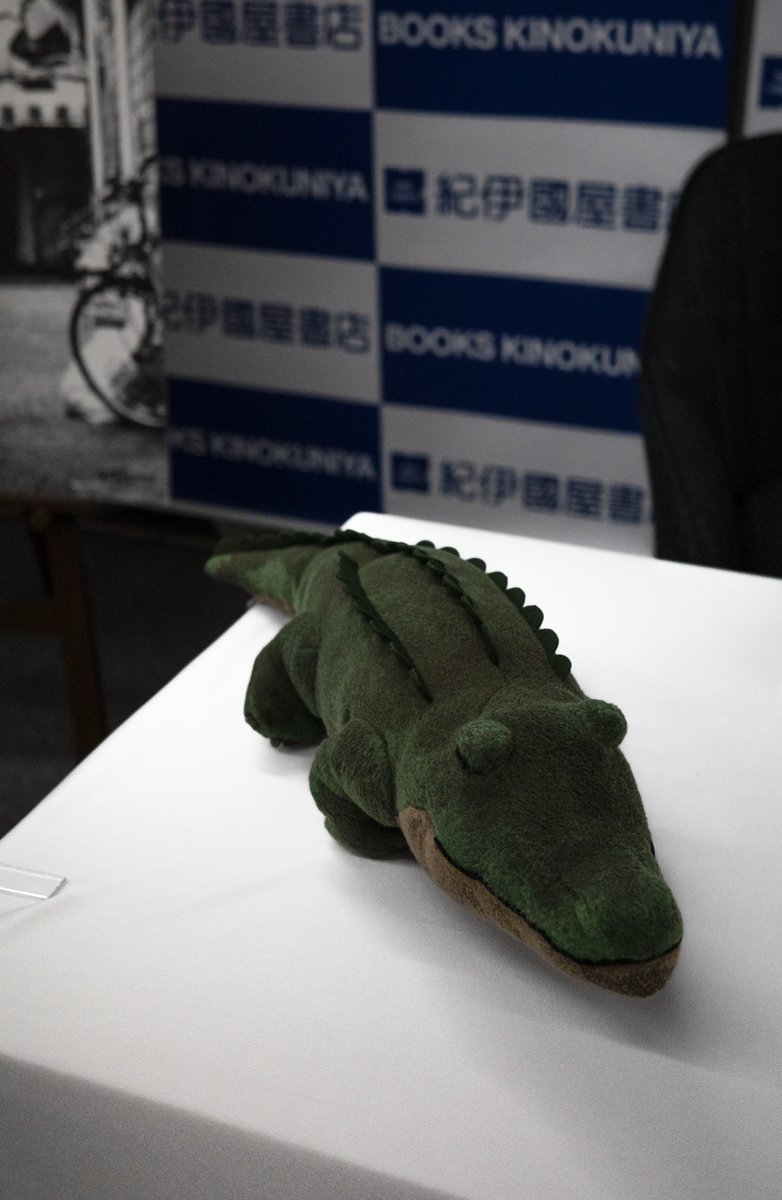 m_nagase_66's tweet photo. 【箱男】Blu-ray発売記念
トークイベント&サイン会
昨日お越しいただいた皆さん
有難うございました
石井監督もおっしゃっていたように
多様な見方で楽しんでいただけたら
24日は新潟シネウインドさんにて
スクリーンでご覧いただけます!
from M.Nagase
#箱男
#THEBOXMAN
#石井岳龍 監督
#紀伊国屋書店
#新潟シネウインド
#パッケージ写真の中は息子と父ちゃん
#二人で箱男ごっこ
#皆さんも是非
#masatoshi_nagase_photography
