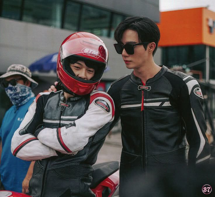 massidaaa's tweet photo. crazy cus liankuea x ducati and charannin x ducati parallel universe https://t.co/UWlTOjJNST