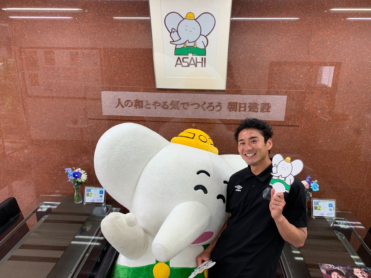 sc_sagamihara's tweet photo. 🎆6/14は #サガミスタエナジーフェス🎇
🏢#朝日建設 様

サガミスタエナジーフェス2025パートナーの朝日建設さまに
✔︎28 #小笠原佳祐 選手と訪問してきました！

絶賛『#小笠原選手推し』との事で、
『プレーは勿論、色々な面から応援したくなる選手です！noteも熟読しています』
と沢山の質問と、凄まじい勢いでのサイン攻めで多いに盛り上がりました！
オフィス見学もさせていただき、最後はやるぞうくんティッシュやコーヒーの差し入れまでいただきました！
JR横浜線の淵野辺駅付近から電車内で見える、あの看板の前で撮影した動画もお楽しみください！
お忙しい中、お時間いただきありがとうございました！
引き続き応援よろしくお願いします！

✍️担当:鈴木翼
@TEAMasahi21 
#SC相模原 || #SCS