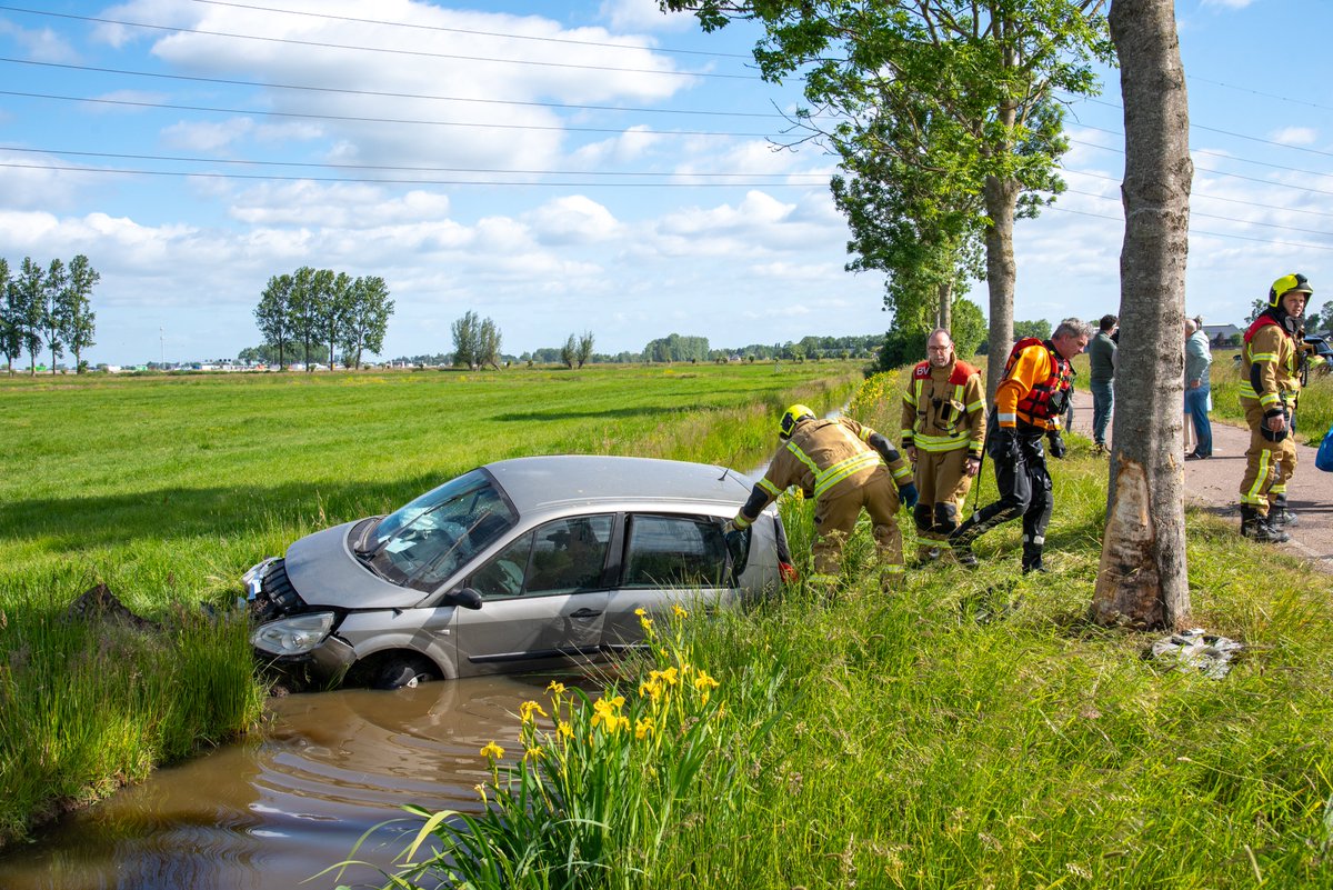 Auto botst in Hoogblokland tegen boom en belandt in sloot