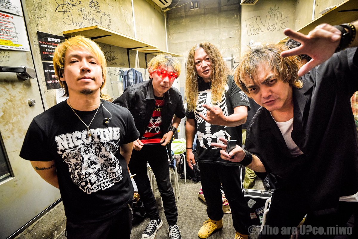 NICOTINE_jp's tweet image. 本日20:00〜スタジオにてツイキャスとインスタライブで生配信します！

5/24（土）福井Old Rookie
KRAFT &amp;amp; ROOM Presents
"FLY HIGH"

5/31（土）渋谷CHELSEA HOTEL
【DESPERADO 完全再現TOUR FINAL!!】

この2本のライブの話や、スタジオから曲演奏もお届けします！

#NICOTINE 
#DESPERADO