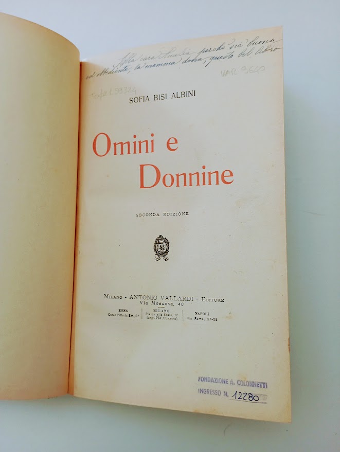 AlbertoOnlus's tweet photo. "Alla cara Amelia perché sia buona e obbediente, la mamma dona, questo bel libro."
Oggi #custodiamounastoria del 1904, il cui prologo recita così:
Ai figliuoli degli altri
C’è una parte di questo libro che vi appartiene, a tutti voi, cari nipotini, cuginetti e piccoli amici, che https://t.co/UrKo1LzIZ6
