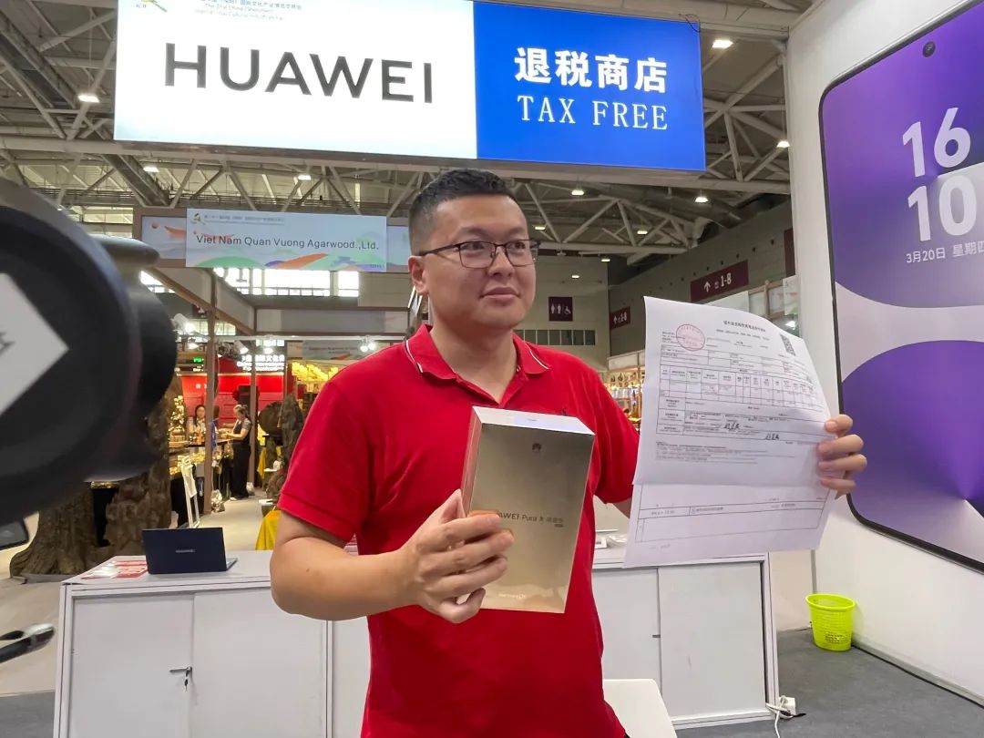 szdaily1's tweet image. A #HongKong traveler became the first person to receive a departure #taxrefund at the 21st China (Shenzhen) International Cultural Industries Fair (#ICIF2025) that kicked off today at the Shenzhen World Exhibition and Convention Center.
Zhao Ziyang from Hong Kong bought a…