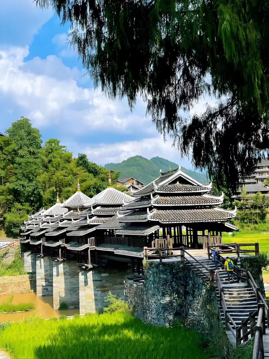 BGuangxi2023's tweet image. 走过程阳永济桥，像是穿越进侗族的画卷，每一根木梁都藏着岁月的温柔。
#ChineseArchitecture ＃邀你来做古建代言人