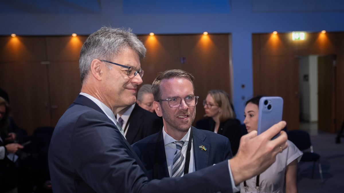 BMV's tweet image. In #Leipzig beim #Weltverkehrsforum haben sich heute die Verkehrsministerinnen und -minister der ITF-Mitgliedsländer getroffen.🌐 @PSchnieder hat sich u.a. mit @andreas_carlson aus Schweden, @ABratusek @mzi_rs und Saleh bin Nasser Al Jasser aus Saudi-Arabien ausgetauscht. #ITF25