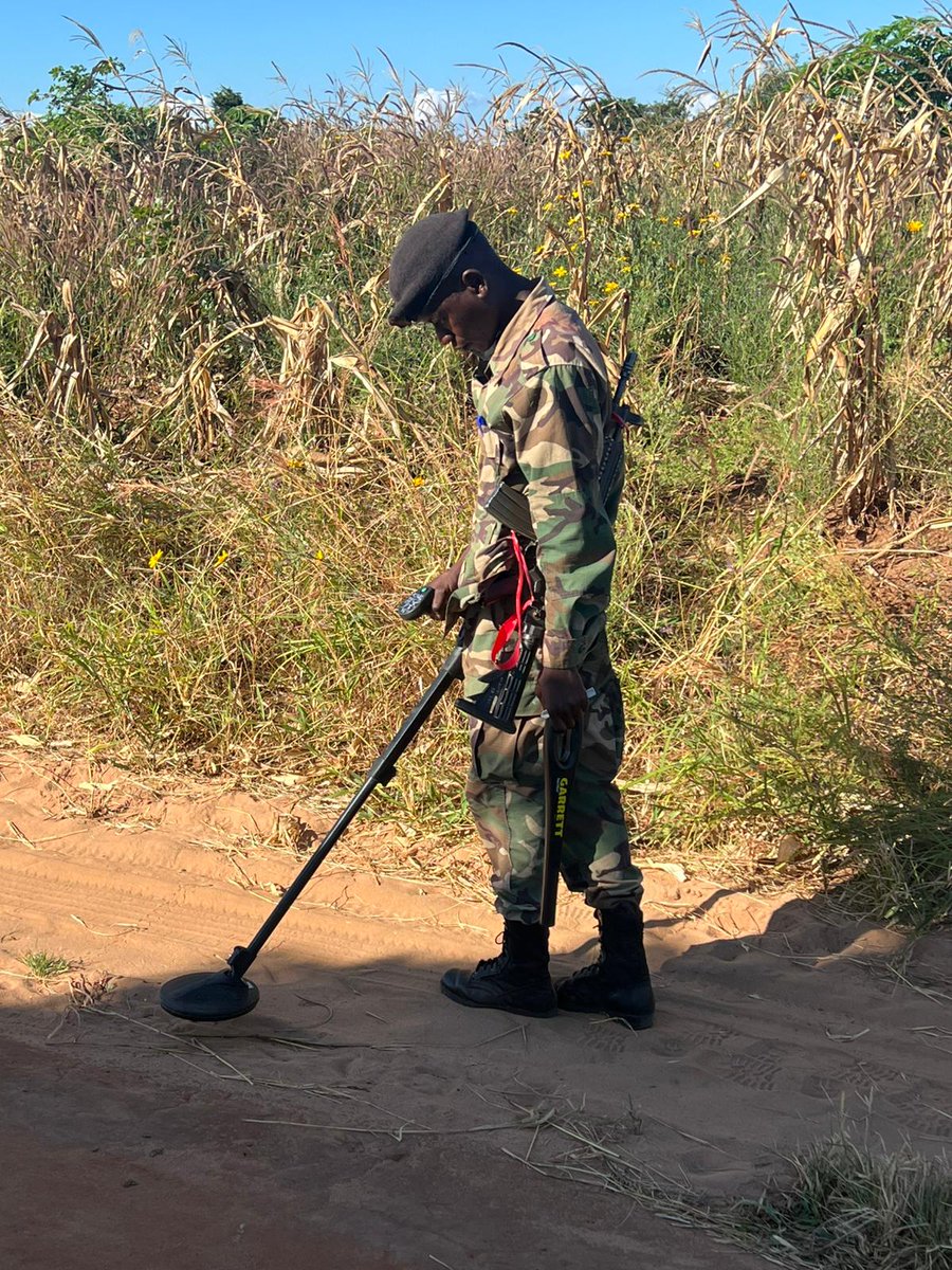 British Peace Support Team (Africa) (@bpst_a) on Twitter photo May last year, π¬π§ BPST(A) gifted 1οΈβ£0οΈβ£ detectors to the π²πΌ Malawi Defence Force (MDF) (see 'thread' below).
Well, this year, a visit from <a href="/UNMAS/">UNMAS</a> saw the MDF Engineer Battalion using the π¬π§ gifted equipment following their capability development as part of a UN training program. May last year, π¬π§ BPST(A) gifted 1οΈβ£0οΈβ£ detectors to the π²πΌ Malawi Defence Force (MDF) (see 'thread' below).
Well, this year, a visit from <a href="/UNMAS/">UNMAS</a> saw the MDF Engineer Battalion using the π¬π§ gifted equipment following their capability development as part of a UN training program.