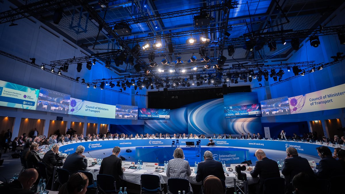 BMV's tweet image. In #Leipzig beim #Weltverkehrsforum haben sich heute die Verkehrsministerinnen und -minister der ITF-Mitgliedsländer getroffen.🌐 @PSchnieder hat sich u.a. mit @andreas_carlson aus Schweden, @ABratusek @mzi_rs und Saleh bin Nasser Al Jasser aus Saudi-Arabien ausgetauscht. #ITF25