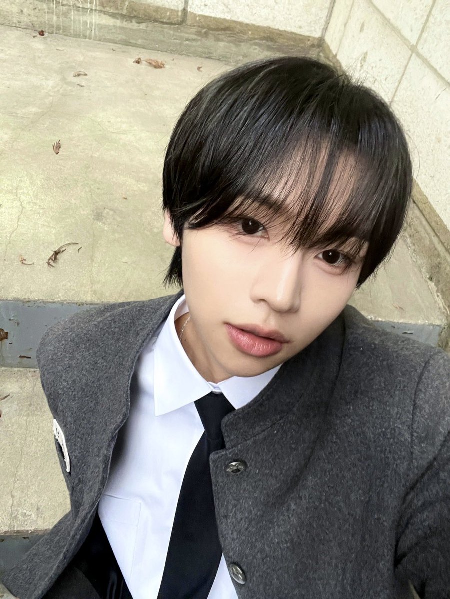 [🌠] #추유찬_DID
안녕하세요 IDID 유찬이에요
오늘 날씨 정말 덥더라구요 햇빛이 너무 강해서 외출할 때는 선크림 꼭 챙기고 있어요 여러분도 꼭 바르셔야 해요 
피부는 소중하니까요!☀️
쨍쨍한 하늘을 보니까 문득 뉴키즈데이가 떠올랐어요 처음 우리가 만났던 그 날…정말 행복했고 잊을 수 없는