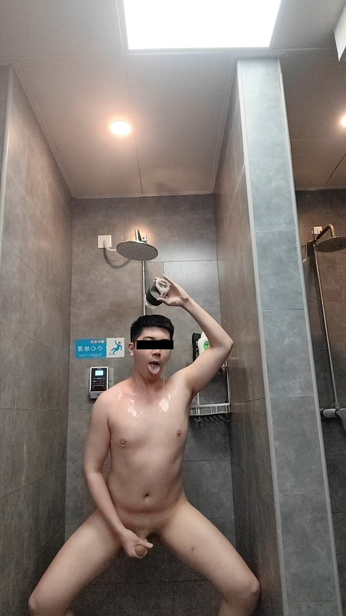 CsCs78331's tweet photo. 因为个人癖好手机里总会录好多视频🥵
既想曝光自己这个傻逼，又怕被人发现承担不住后果。
最近要联系方式和视频的人越来越多，算了扔掉🧠，先浇一杯自己的尿冷静一下吧
#曝光贱狗 #淋尿 #喝尿 #狗奴 #锁奴 https://t.co/sSK44zKOx3