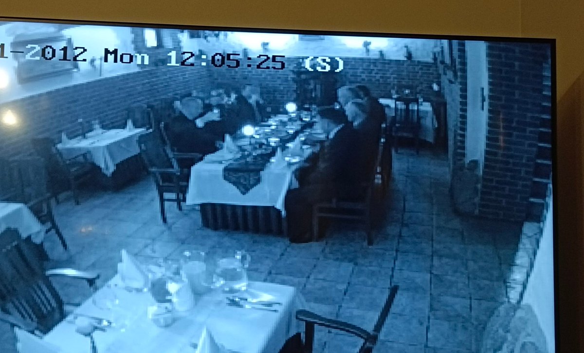 Zofia25771236's tweet photo. @GiertychRoman Zdj. 1 - 2012 r. w restauracji w Kadynach szef SKW gen. Pytel (pierwszy z lewej), płk Dusza i kmdr Siejek biesiadowali przy wódce z 🇷🇺 służbami.
Zdj. 2 - 2013 r. Pytel pozował w czapkach rosyjskich żołnierzy z krążownika Aurora.
To wtedy podpisano umowę o współpracy SKW z FSB. https://t.co/XvMIdUGQAq