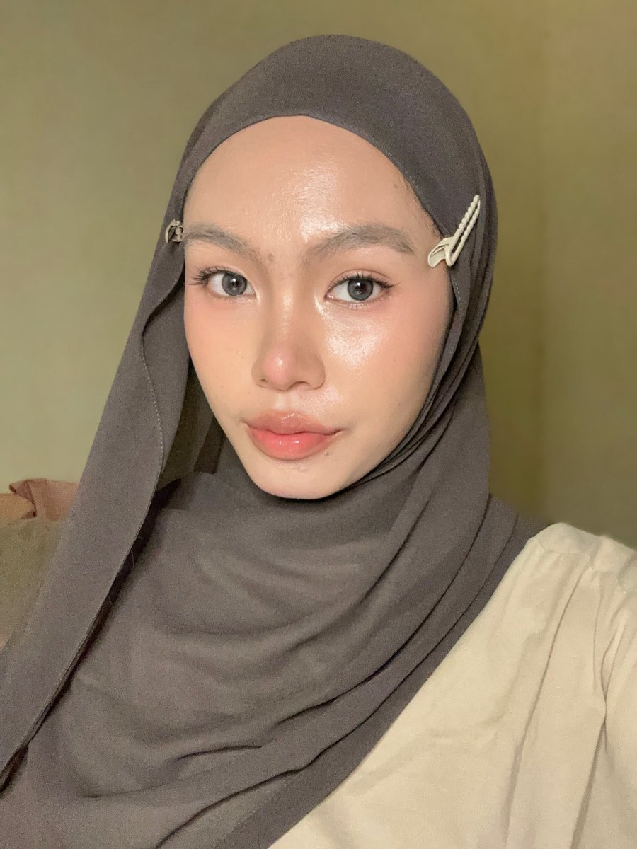 tiaraadstya's tweet image. • Tutorial for flawless simple makeup🤍✨

⬇️⬇️⬇️