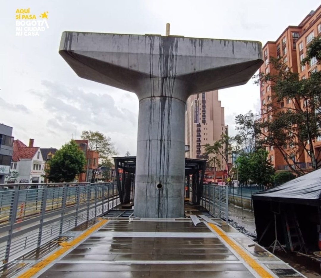 Dejando de lado el tema de las columnas en medio de las estaciones temporales, ¿Cómo vamos a hacer para que en los vanos, capiteles y columnas del metro no nos quede ese "chorreado" producto del agua de lluvia? Con el tiempo eso se va a ver horrible. 🥴