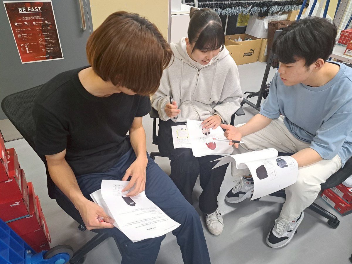 yokohama_rs's tweet image. スポーツビジネス科🧑‍💼👩‍💼
本校は、プーマジャパン株式会社様と提携をしており、今回アパレルショップのバックヤード体験会を行いました🎶
普段陳列されている商品も様々な工夫がされ陳列されており、そういった裏側の内容を見れる機会となりました❗️
これからもたくさん現場で学び実践力を身につけよう