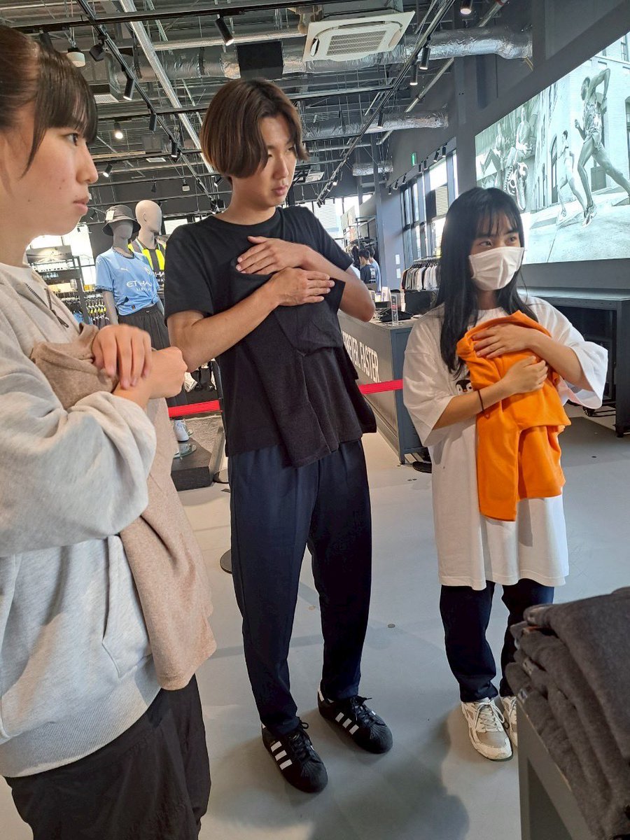 yokohama_rs's tweet image. スポーツビジネス科🧑‍💼👩‍💼
本校は、プーマジャパン株式会社様と提携をしており、今回アパレルショップのバックヤード体験会を行いました🎶
普段陳列されている商品も様々な工夫がされ陳列されており、そういった裏側の内容を見れる機会となりました❗️
これからもたくさん現場で学び実践力を身につけよう