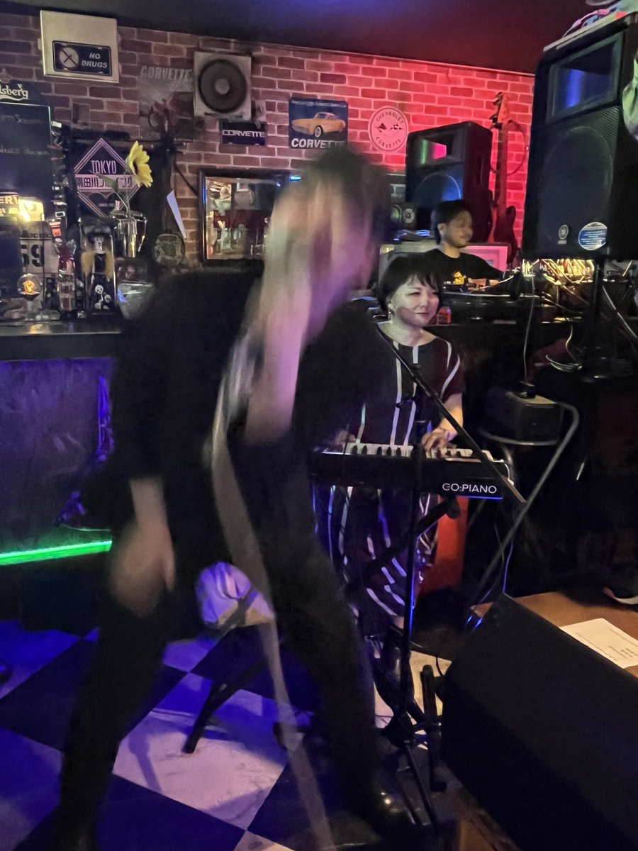 初代パチスロ北斗の拳に向かうヨシムラタカシは生き生きしててとてもいい🎰どうかステージを降りてもこんな感じで生きてってほしい笑
