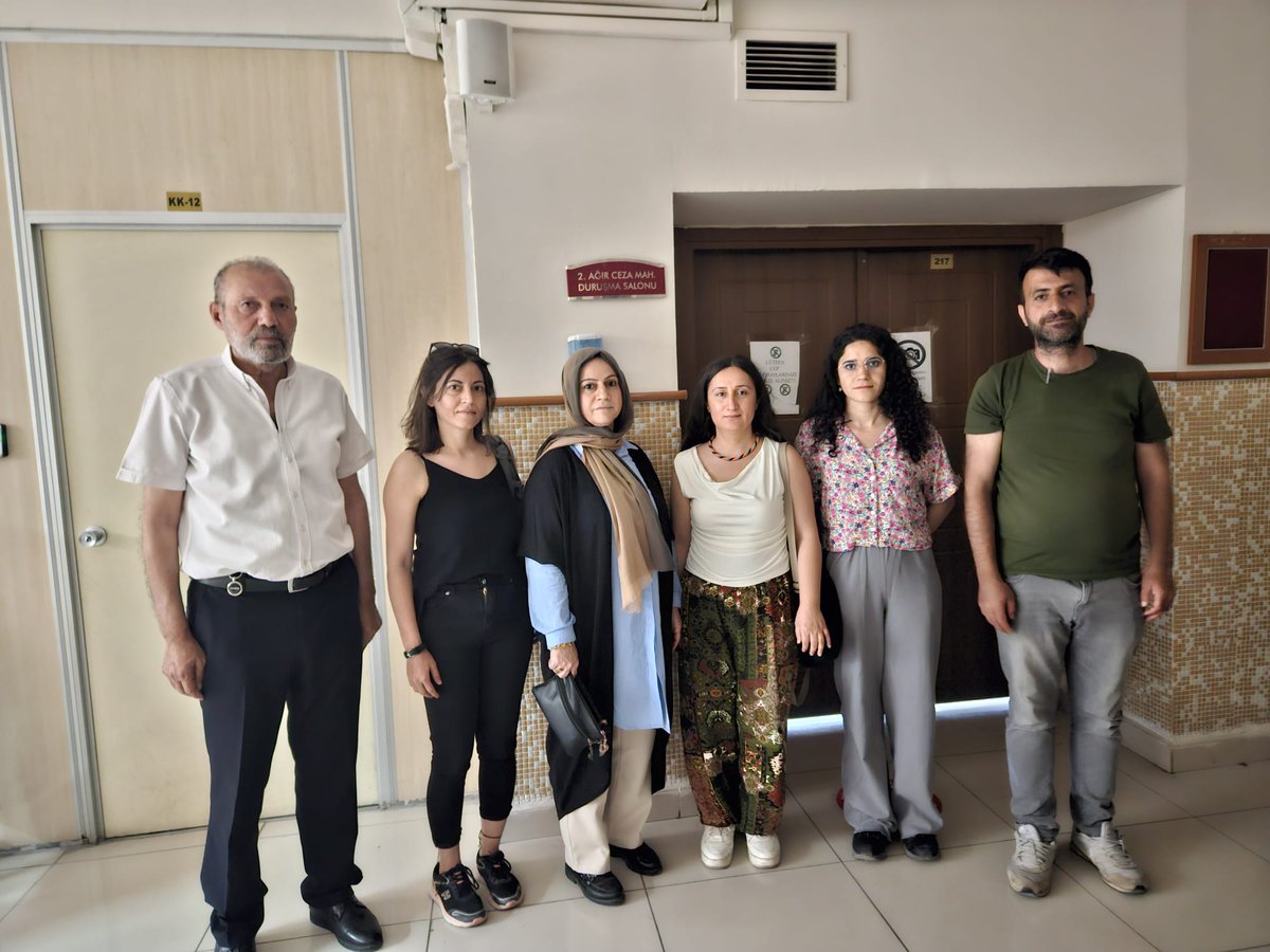 📌 Gazeteci Öznur Değer'in tahliyesine karar verildi
JINNEWS Haber Müdürü Öznur Değer’in “örgüt propagandası yapmak” suçlamasıyla yargılandığı davada savcı cezalandırılmasını talep etti.
Mahkeme, tutukluluk süresini göz önünde bulundurarak Değer’in tahliyesine ve yurtdışı yasağı