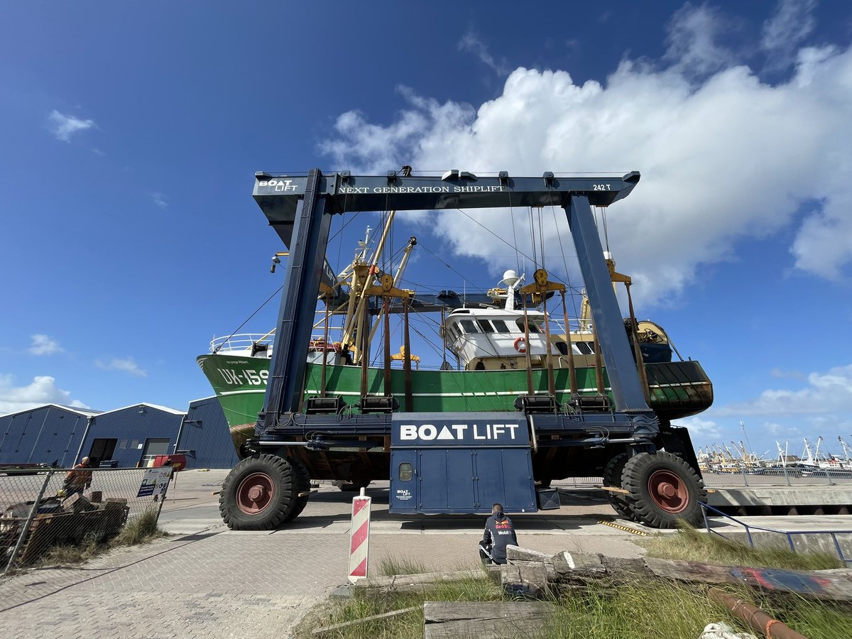 Na diverse scheepshellingen en dokken gaan we nu eens op deze manier droog met de UK 159. Bij NG Shipyards in Lauwersoog takelden ze de 170 ton zware kotter op en reden de kotter het droge op. Na Urk kun je wel zeggen dat Lauwersoog onze tweede thuishaven is.
