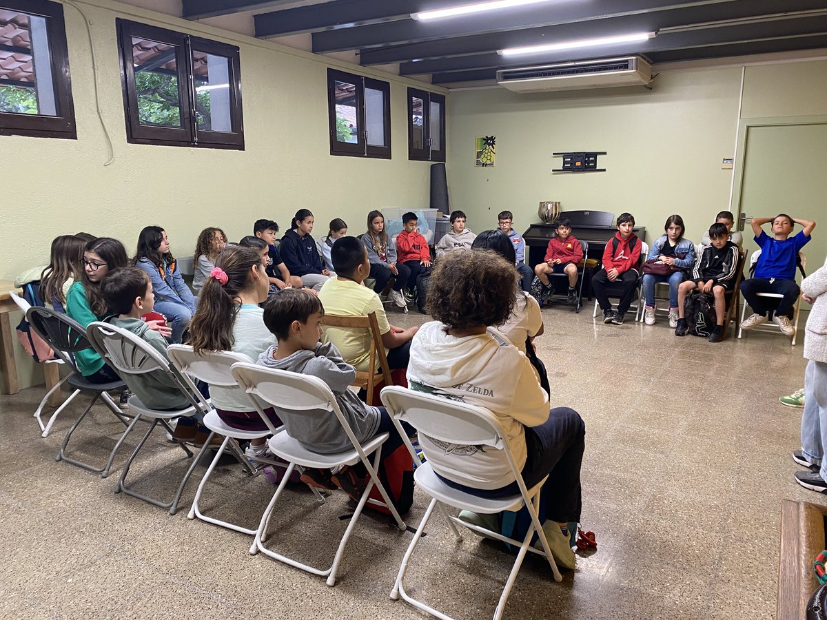 🤝 Solidaritat en acció! 🌟
5è dona 325 € a <a href="/fundacioxiprer/">Fundació El Xiprer</a> 🥣💙
Gràcies al #CUEME hem creat dues cooperatives:
🔹 Picoplay (5èA): 250 €
🔹 Wallapicots (5èB): 75 €
Hem conegut de prop la gran tasca que fan! 👥✨
#ElXiprer #EducacióAmbValors