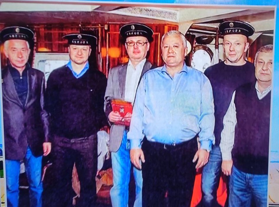 Zofia25771236's tweet photo. @GiertychRoman Zdj. 1 - 2012 r. w restauracji w Kadynach szef SKW gen. Pytel (pierwszy z lewej), płk Dusza i kmdr Siejek biesiadowali przy wódce z 🇷🇺 służbami.
Zdj. 2 - 2013 r. Pytel pozował w czapkach rosyjskich żołnierzy z krążownika Aurora.
To wtedy podpisano umowę o współpracy SKW z FSB. https://t.co/XvMIdUGQAq