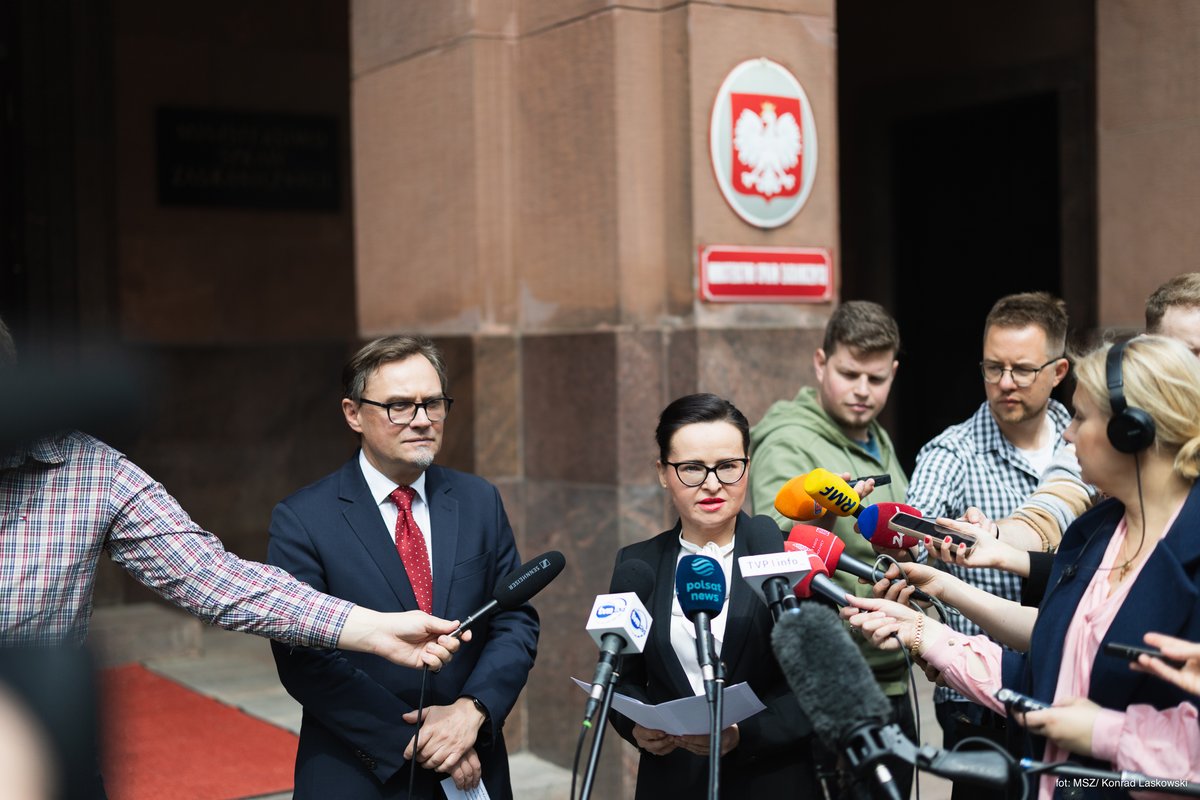 💬 ❕ Do 27 maja można wnioskować o wpisanie do spisu wyborców przez konsula. Po tym terminie będzie można składać wnioski o wydanie zaświadczenia o prawie do głosowania do dnia 29 maja 2025 r., umożliwiające głosowanie na całym świecie.

| Dyr. Justyna Chrzanowska