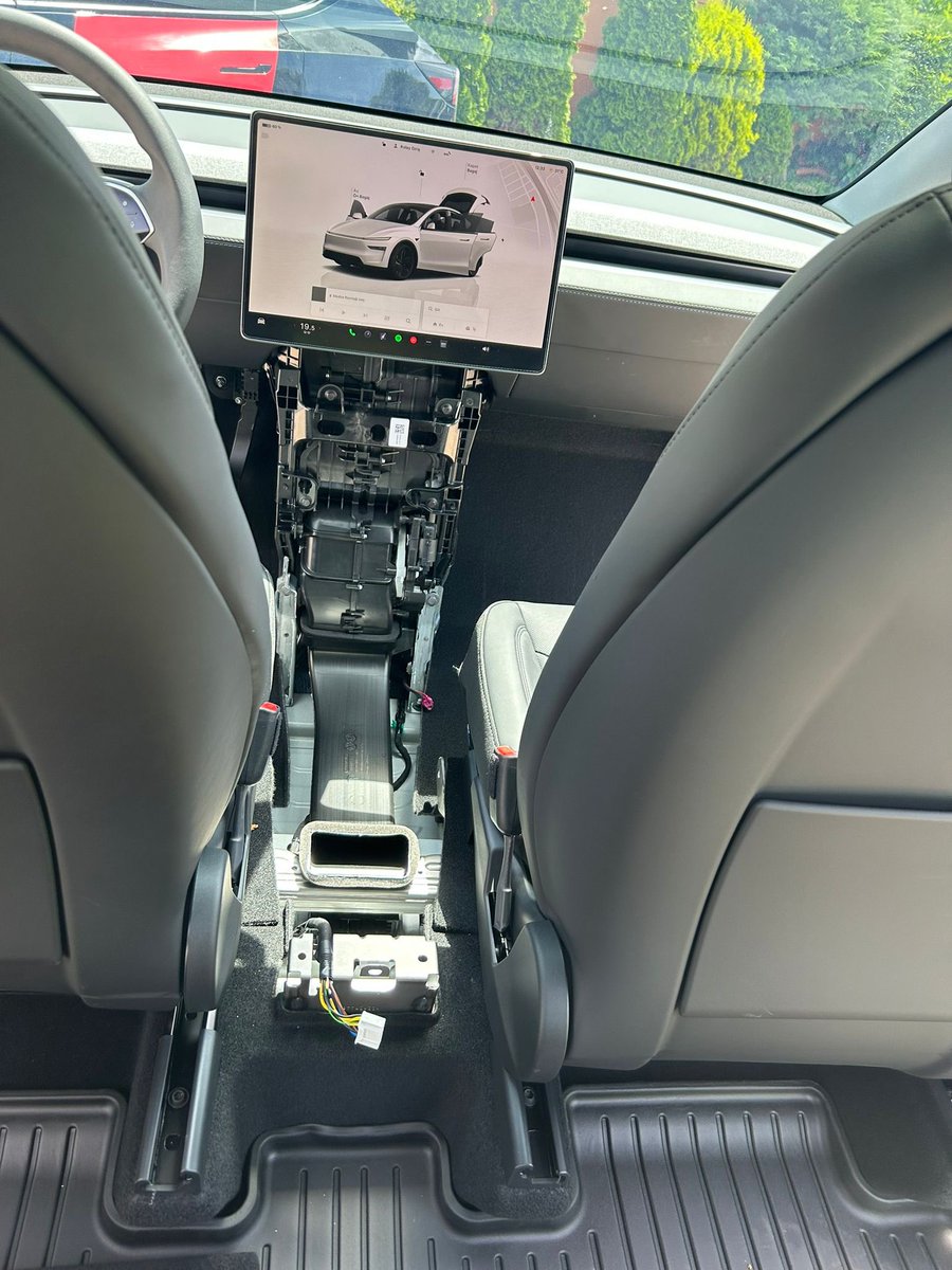 Araç yeni model y LR

Gece kart valeye veriliyor. Vale kartı ön konsolun için düşürüyor. Sabah 4 sularında servis talebi oluşturuluyor. Servis geliyor komple konsolu söküyor.

İşlem ücreti 2000 tl

Fiyat sizce nasıl?