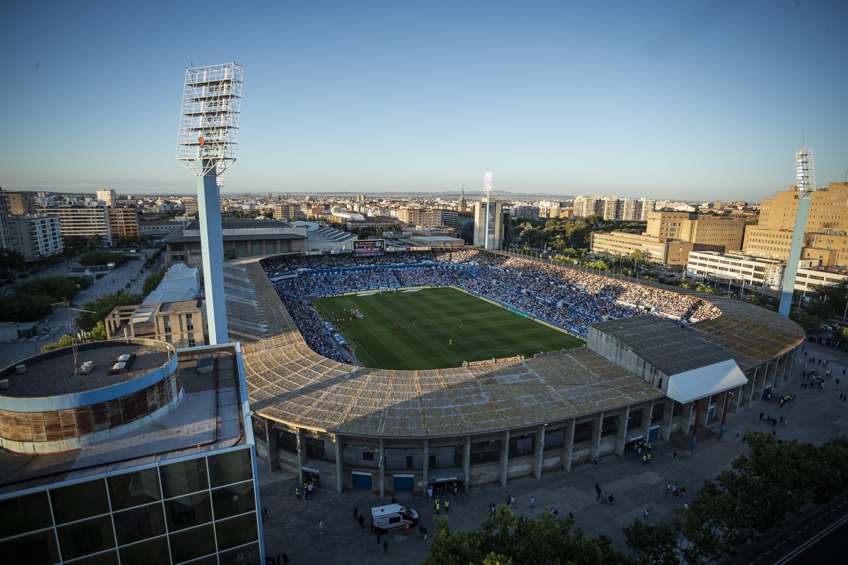 DMarzoFoto's tweet photo. El domingo se despedirá definitivamente el estadio de La Romareda. 
Despedida que comenzó el pasado 2/06/2024, cuando se jugó el último partido con el estadio completo. 
Es el adiós a un recinto cuyo pasado es inabarcable pero que podemos resumir en 'Historias de La Romareda' 🧵 https://t.co/Ng4TWVvJ36