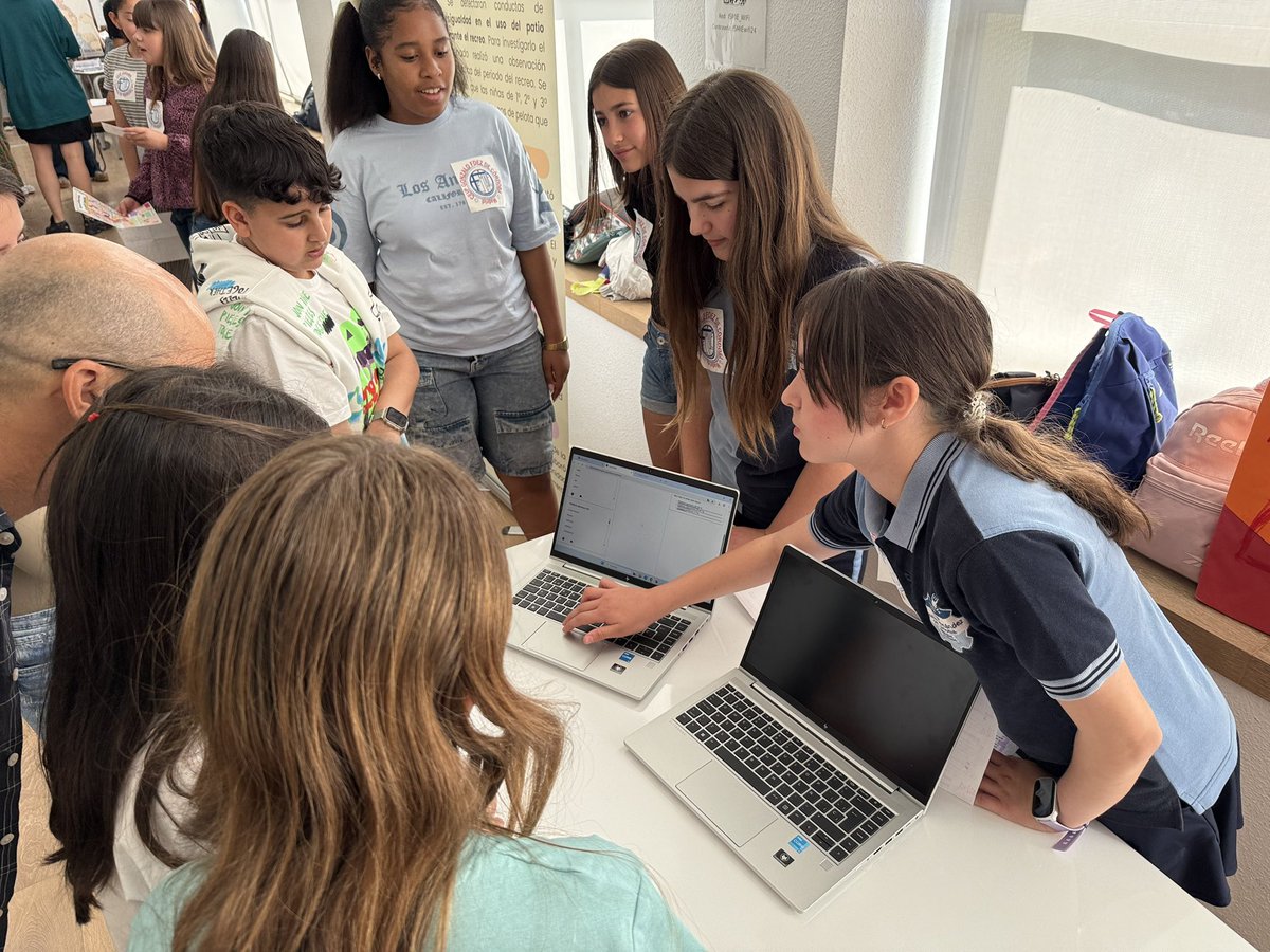 Hoy tenemos el placer de participar en el congreso #FEMALE en el #ISMIE con un grupo de alumnos de 6º con su proyecto “Botón antiviolencia de género”